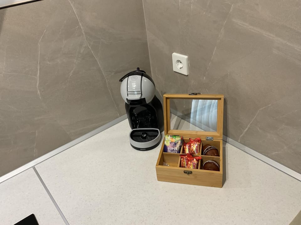 Coffee/tea facilities, Kitchen or kitchenette, Food
