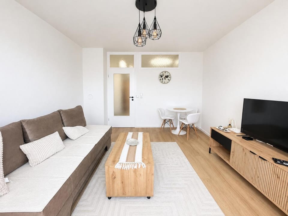 Bed, TV and multimedia, Living room, Photo of the whole room, Seating area, Bedroom