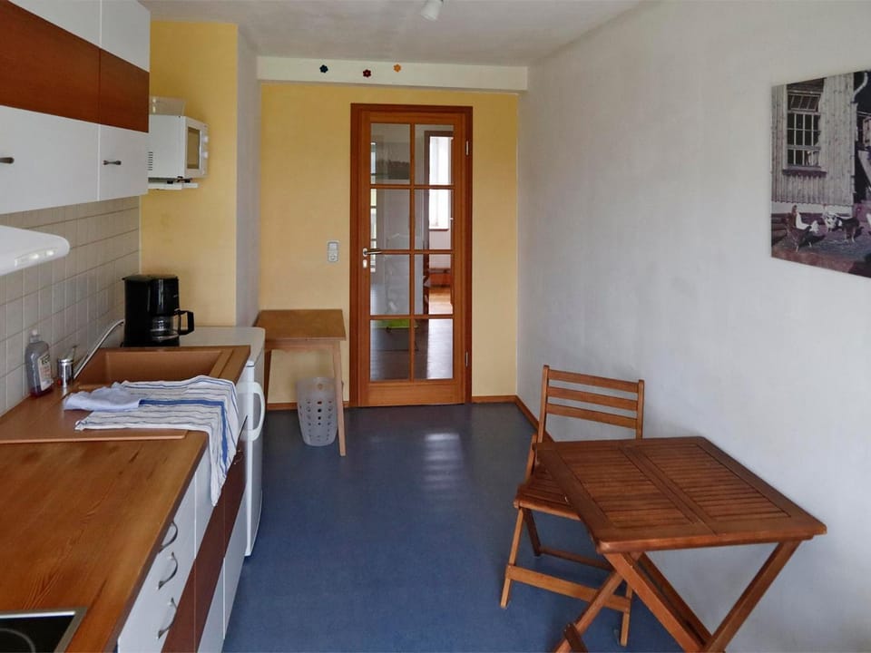 Kitchen or kitchenette, Seating area, Dining area, oven