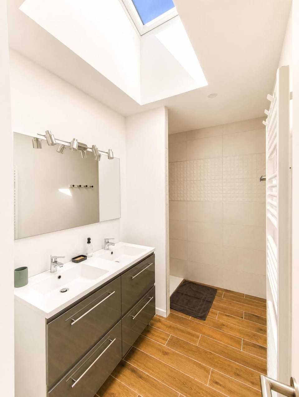 Shower, Bathroom, hair dryier