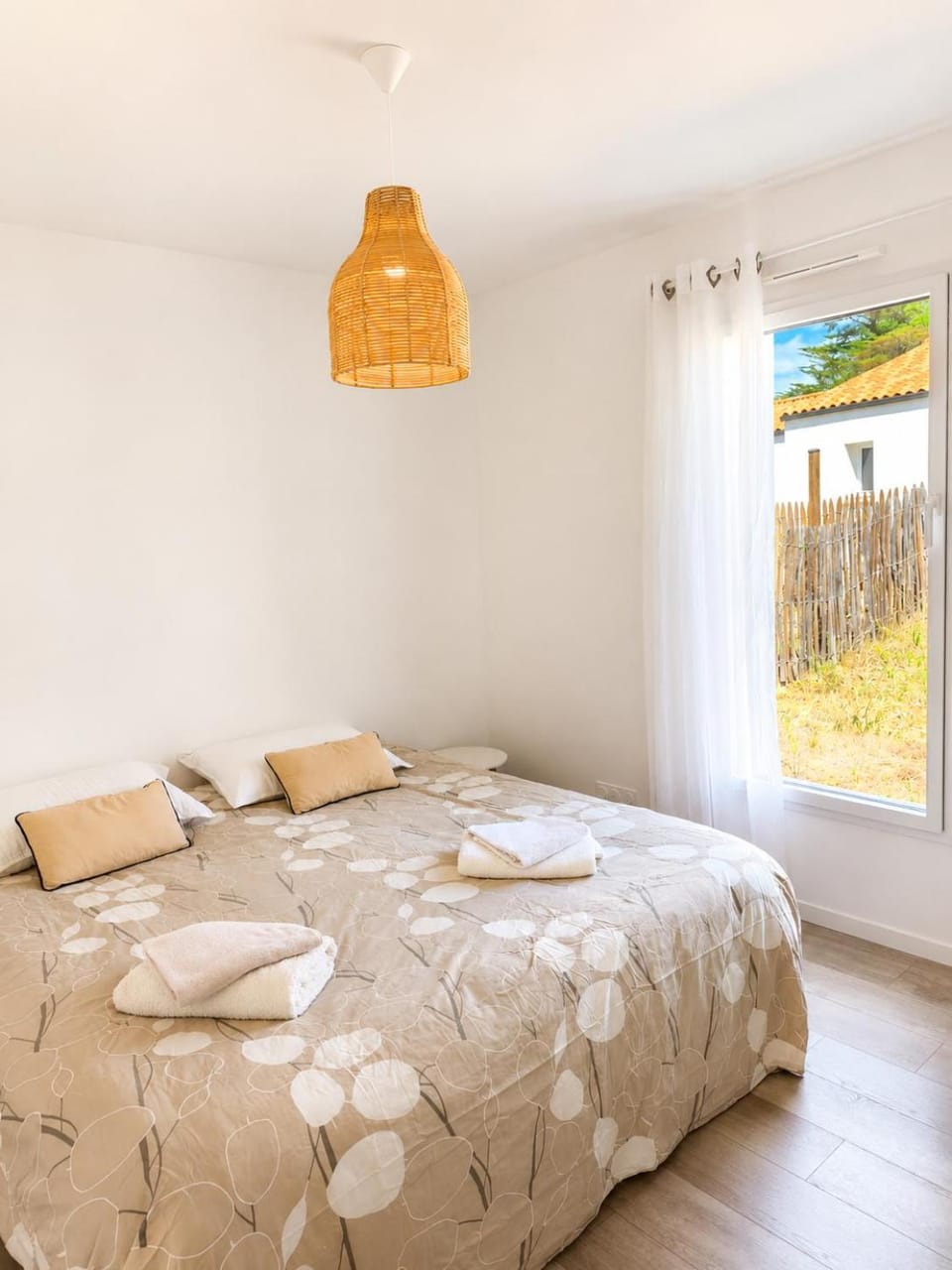 Bed, Photo of the whole room, Bedroom, Quiet street view