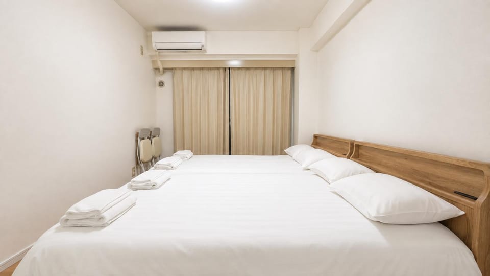 Bed, Photo of the whole room, Bedroom, internet, towels, air conditioner
