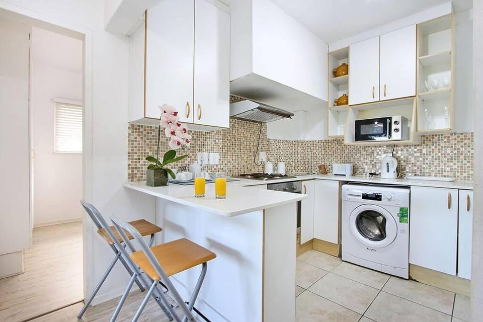 Comfortable 2 bedroom 1 bathroom with patio Apartment in Cape Town