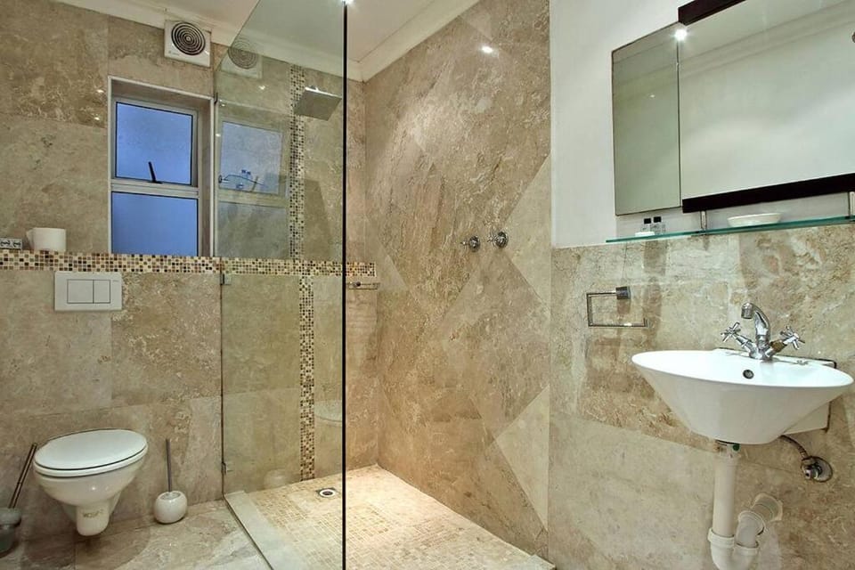 Comfortable 2 bedroom 1 bathroom with patio Apartment in Cape Town