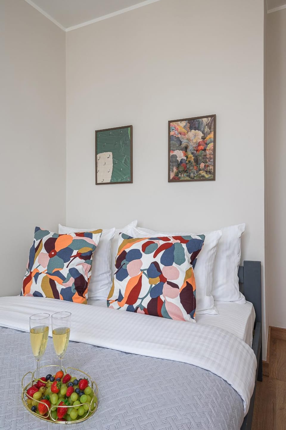 Bed, Living room, Photo of the whole room, Seating area, Bedroom