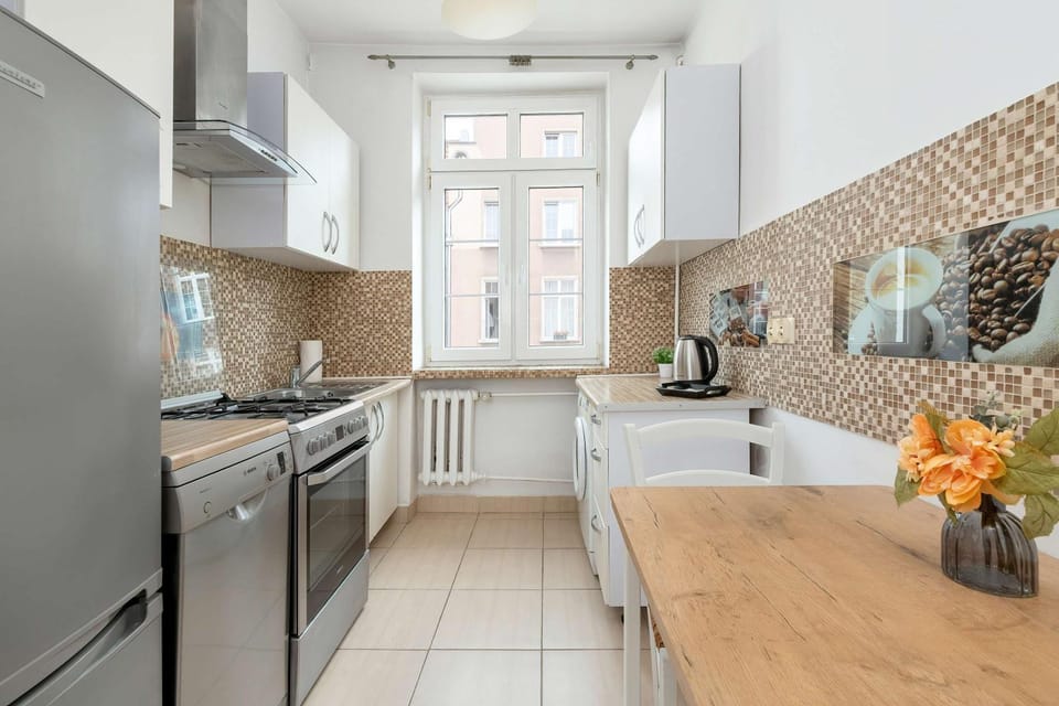 Kitchen or kitchenette, Dining area, oven, stove