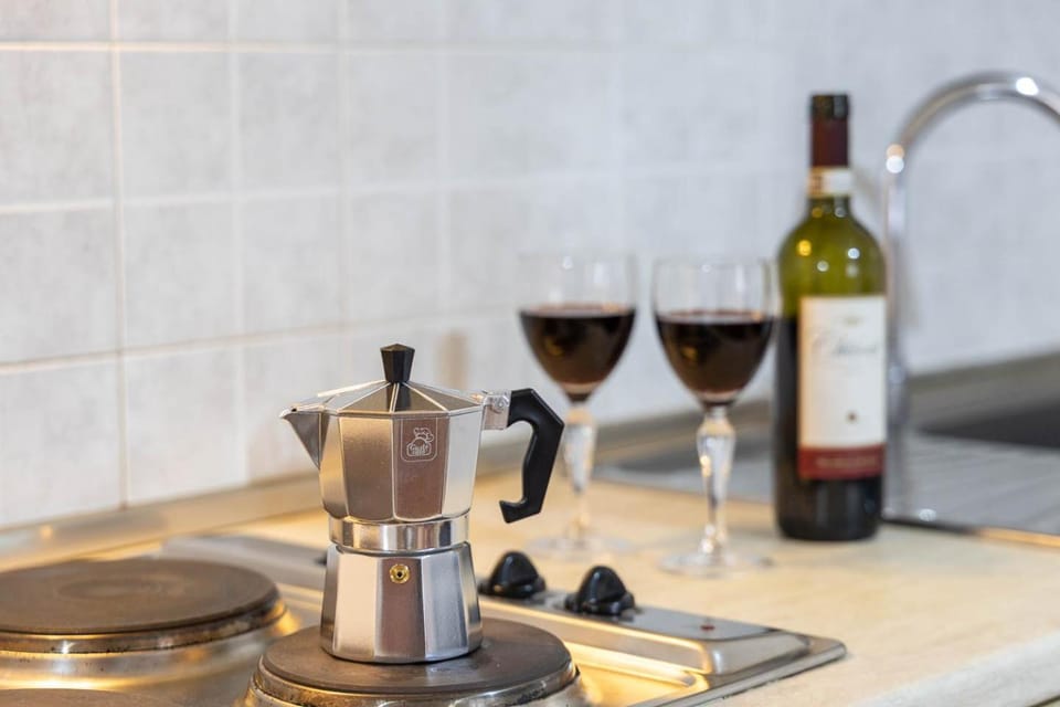 Coffee/tea facilities, Kitchen or kitchenette, air conditioner