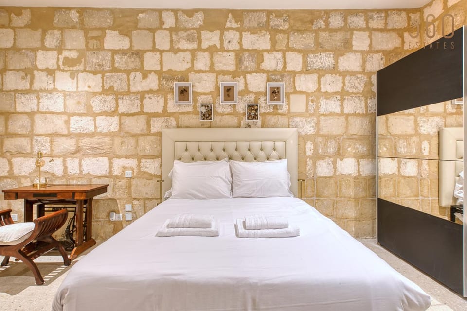 Bed, TV and multimedia, Photo of the whole room, Bedroom, towels