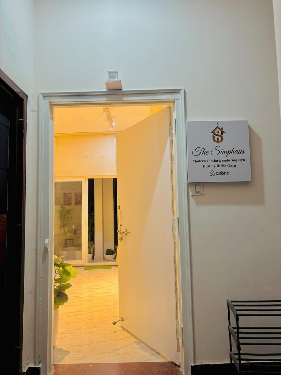 The Simphaus 1BHK Flat With Private Balcony Near Assi Ghat , BHU AND Kashi Temple Apartment in Varanasi