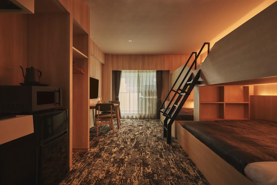 Bed, TV and multimedia, Seating area, Bedroom