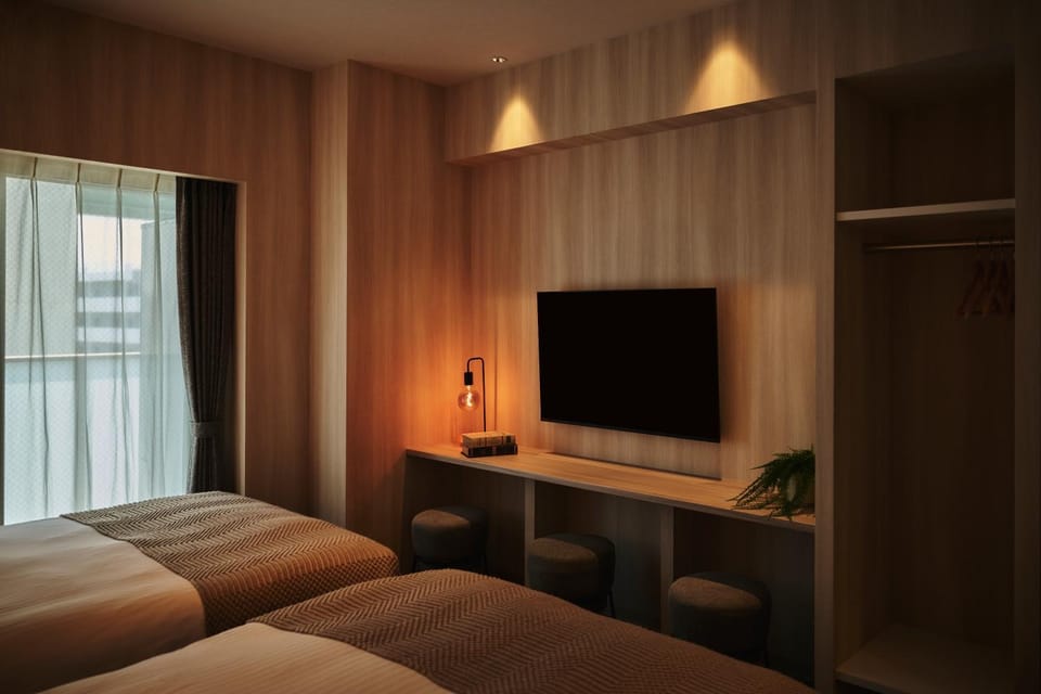 Bed, TV and multimedia, Bedroom
