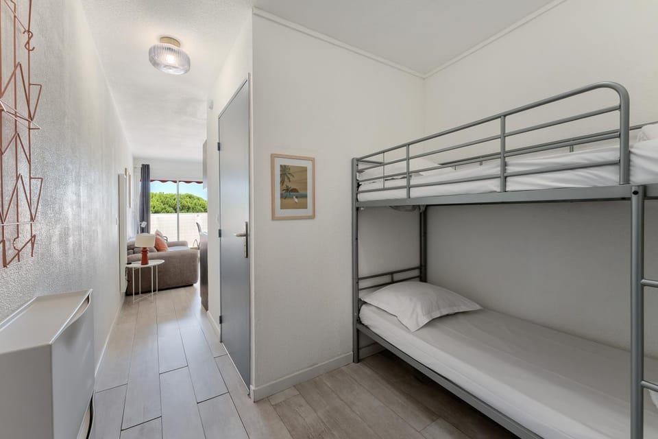 Facade/entrance, Bed