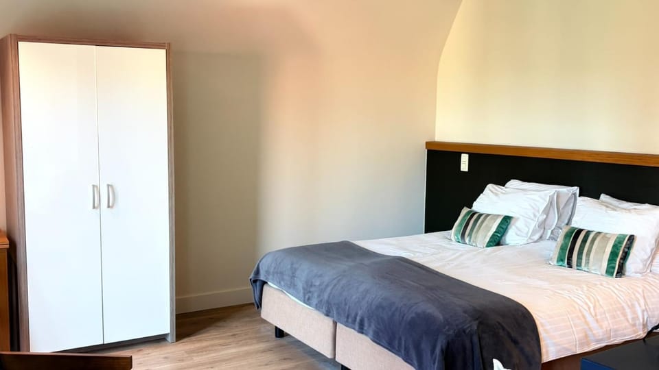 Bed, Photo of the whole room, Bedroom, wardrobe