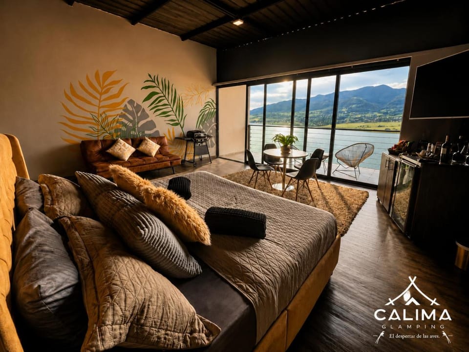 Bed, Natural landscape, BBQ facilities, TV and multimedia, Living room, Photo of the whole room, Seating area, Dining area, Bedroom, Lake view, Landmark view, Mountain view, River view