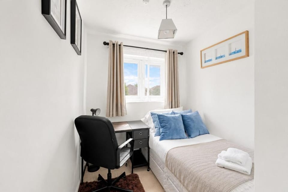 Bed, Seating area