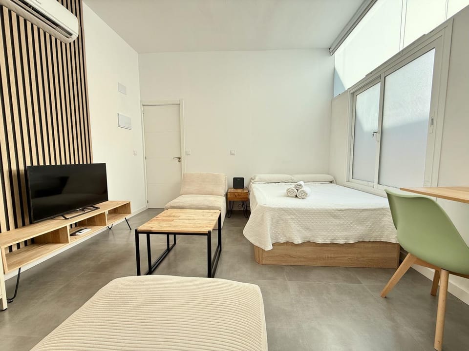 Bed, TV and multimedia, Living room