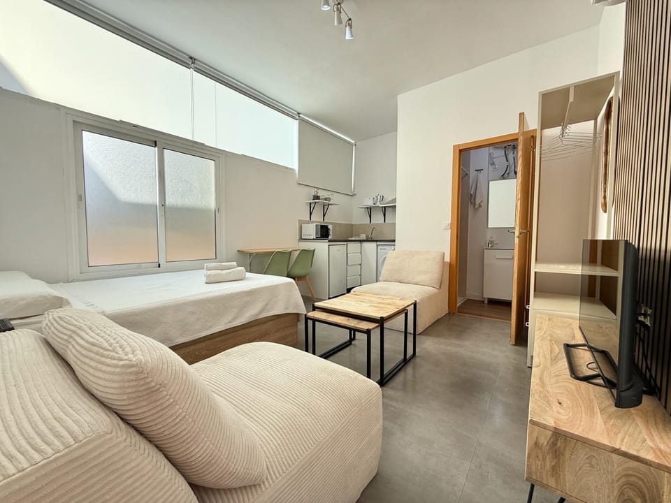 Bed, TV and multimedia, Photo of the whole room