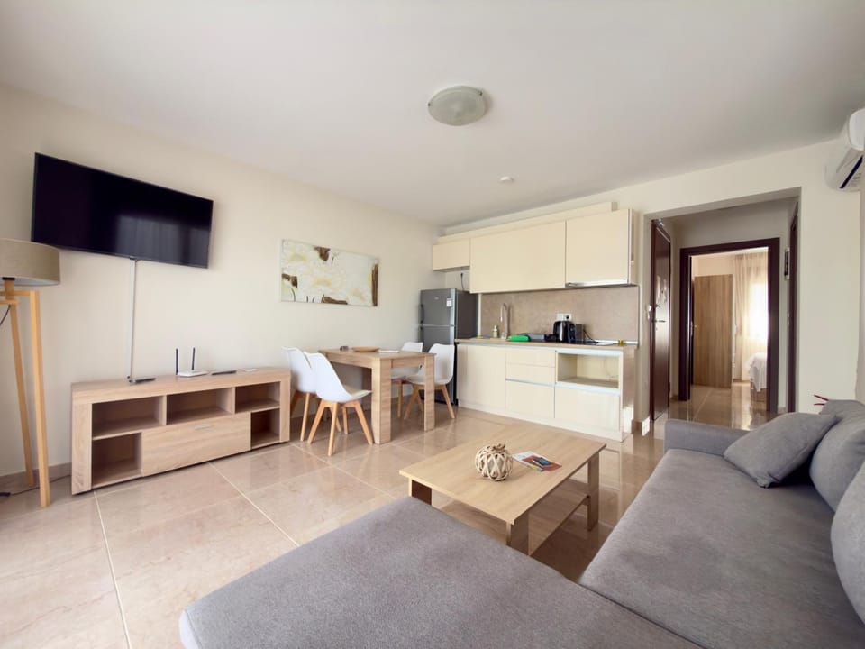 Kitchen or kitchenette, Living room, Photo of the whole room, Dining area, oven
