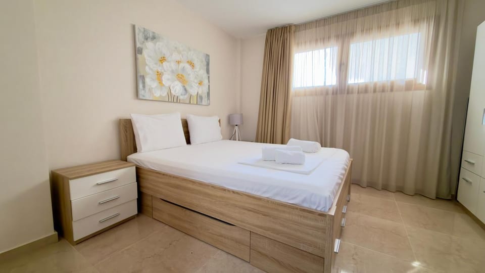 Bed, Photo of the whole room, towels