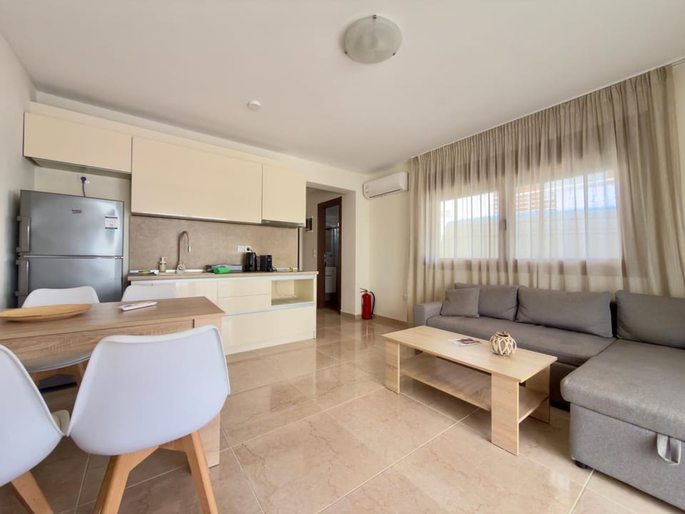 Kitchen or kitchenette, Dining area, stove