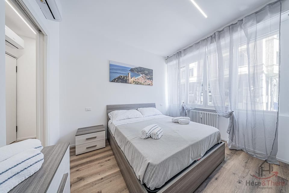 Photo of the whole room, air conditioner