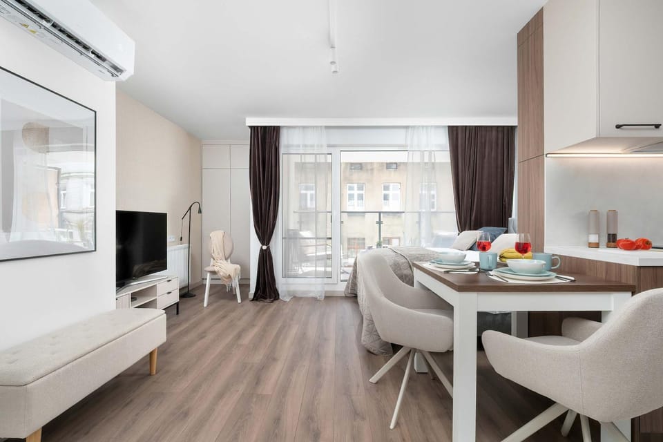 TV and multimedia, Photo of the whole room, Seating area, Dining area, air conditioner