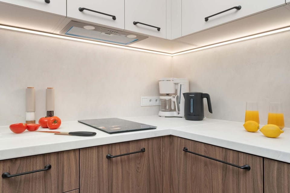 Coffee/tea facilities, Kitchen or kitchenette, stove