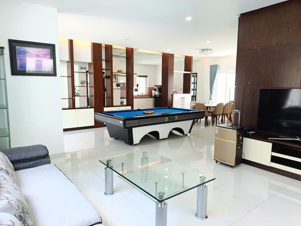 Communal lounge/ TV room, Billiard, Game Room, TV and multimedia, Living room, Seating area, Evening entertainment