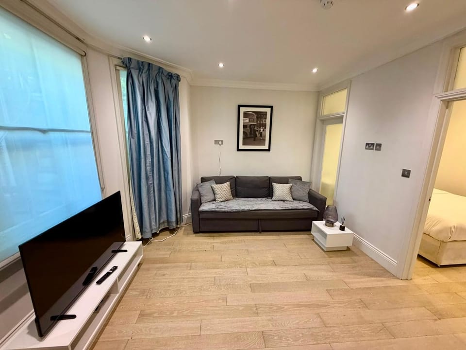 Beautiful one bedroom flat in the heart of West Kensington Apartment in City of Westminster