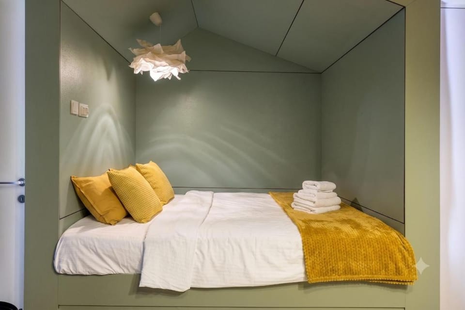 Downtown Studio, Terrace, WiFi Apartment in Bucharest