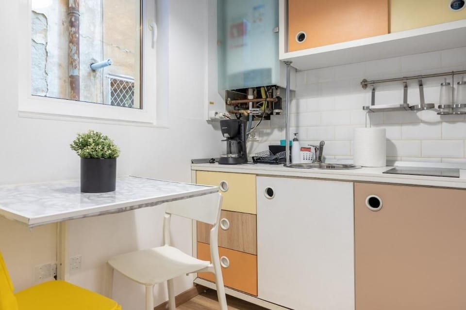 Downtown Studio, Terrace, WiFi Apartment in Bucharest