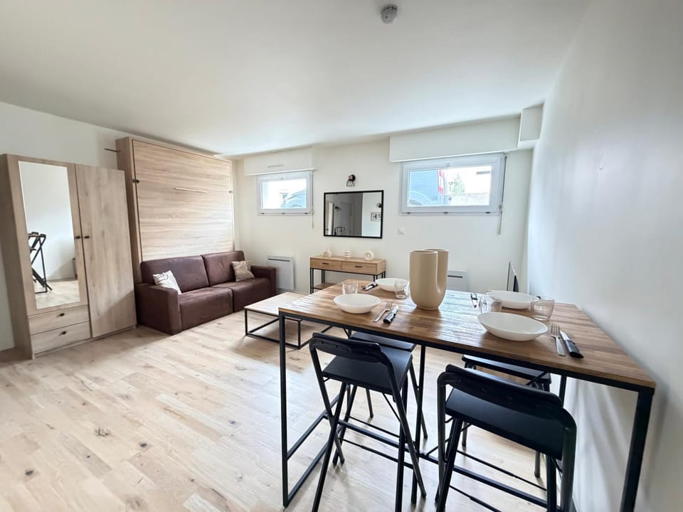 Property building, Living room, Location