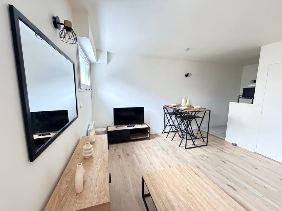 TV and multimedia, Living room, Seating area, Dining area
