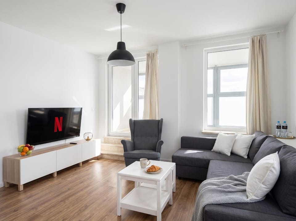 Communal lounge/ TV room, TV and multimedia, Living room, Seating area, Evening entertainment