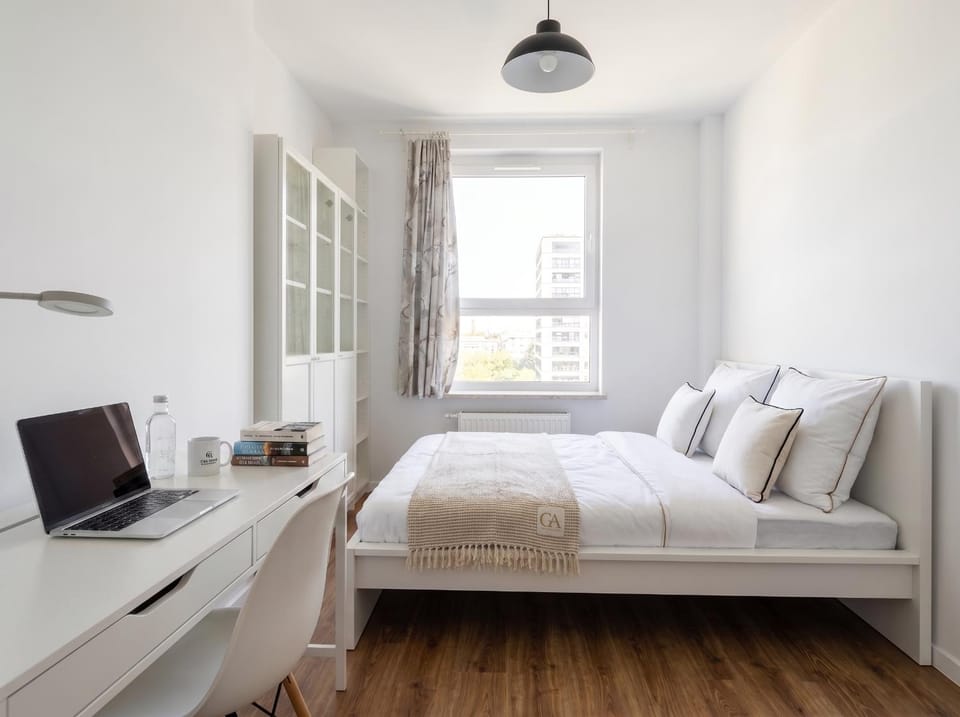 Bed, TV and multimedia, Living room, Photo of the whole room, Seating area, Bedroom, hair dresser