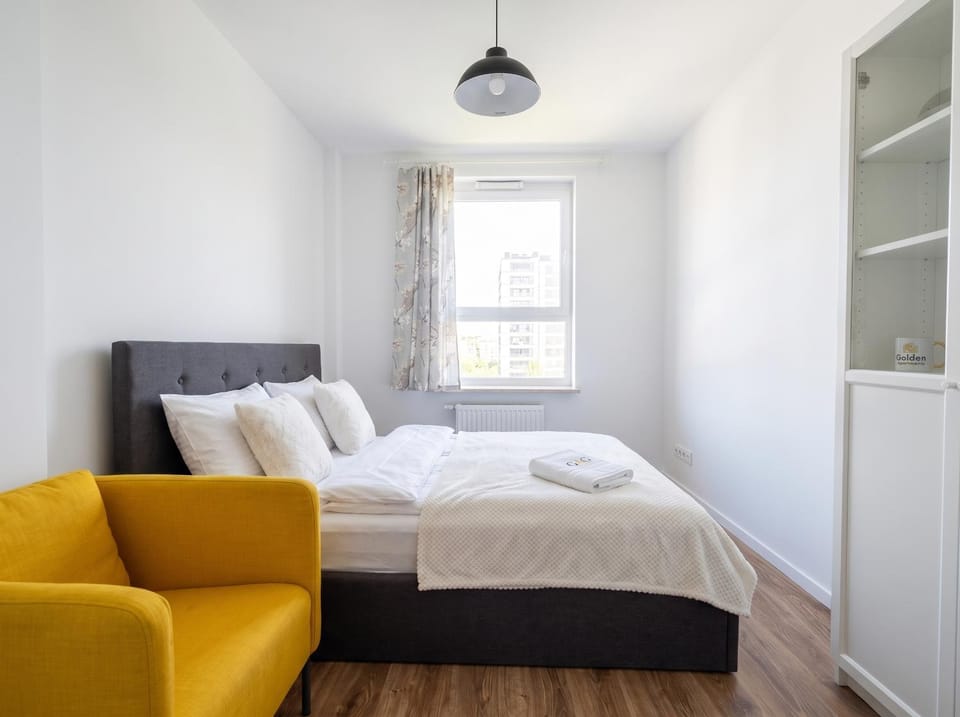 Bed, Living room, Photo of the whole room, Seating area, Bedroom