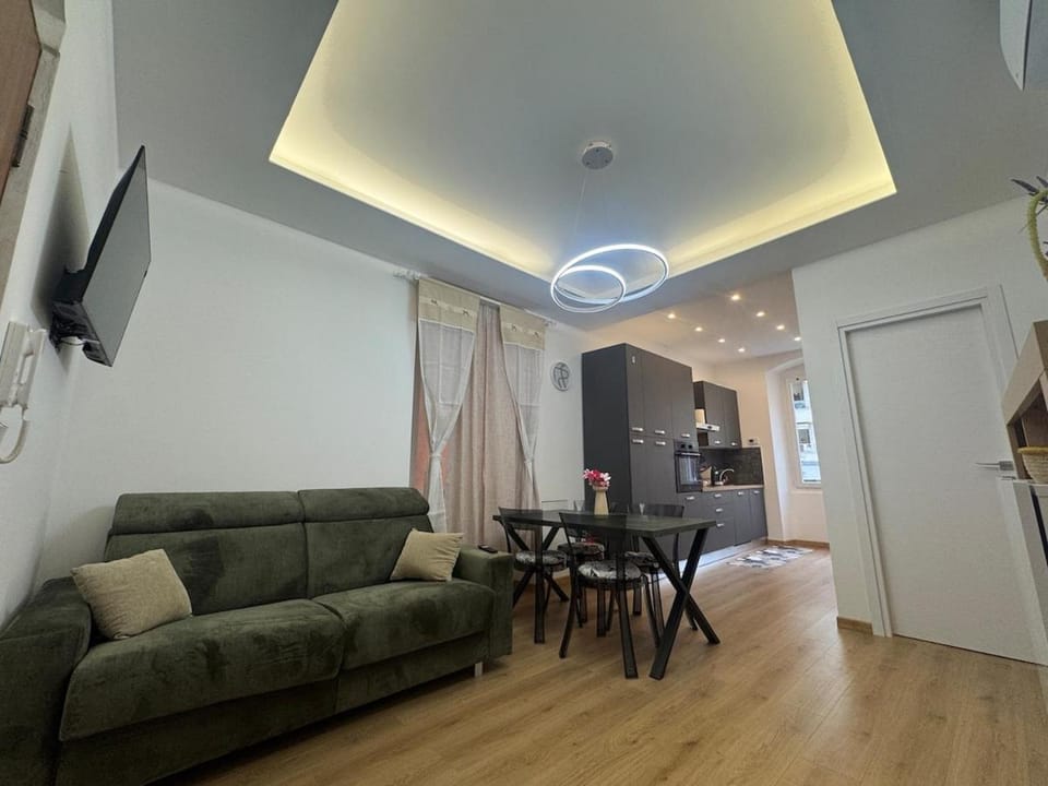 TV and multimedia, Kitchen or kitchenette, Living room, Seating area, Dining area