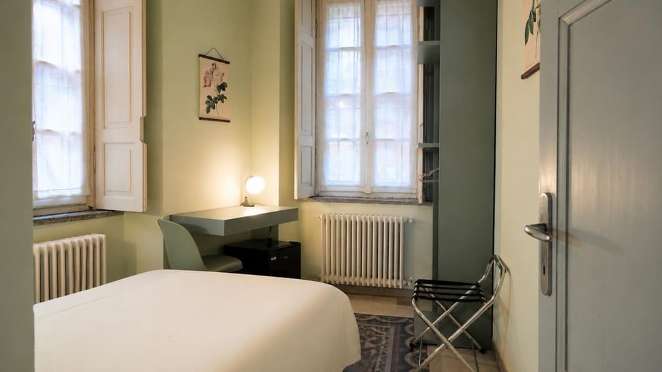 Bed, Photo of the whole room, Bedroom, internet, wardrobe