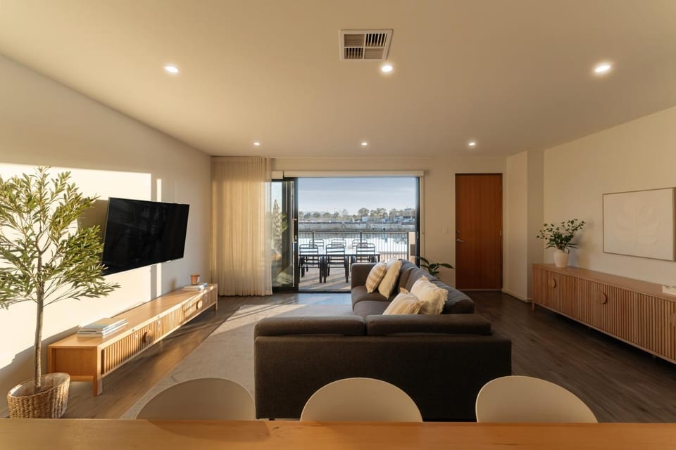 Port Adelaide Waterfront House - Rooftop Retreat House in Port Adelaide