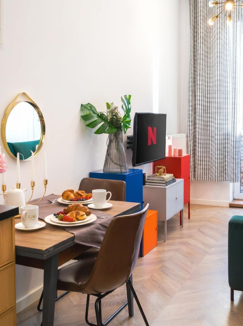 Communal lounge/ TV room, TV and multimedia, Living room, Food and drinks, Seating area, Dining area, Evening entertainment, Food