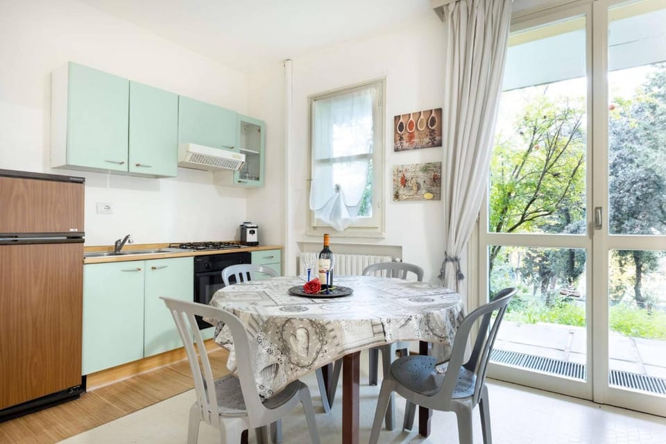 Dining area, kitchen