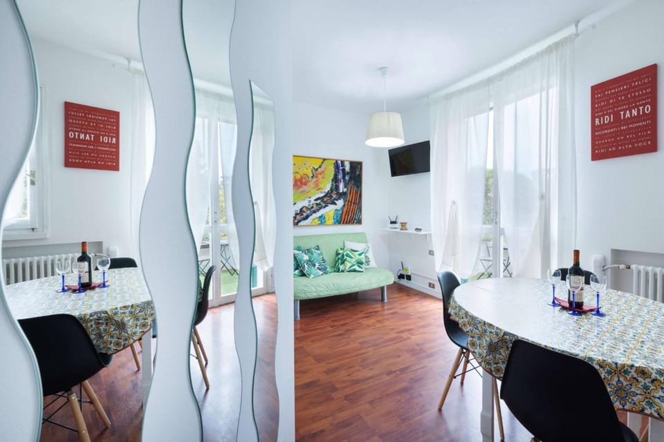 Living room, Decorative detail, Dining area