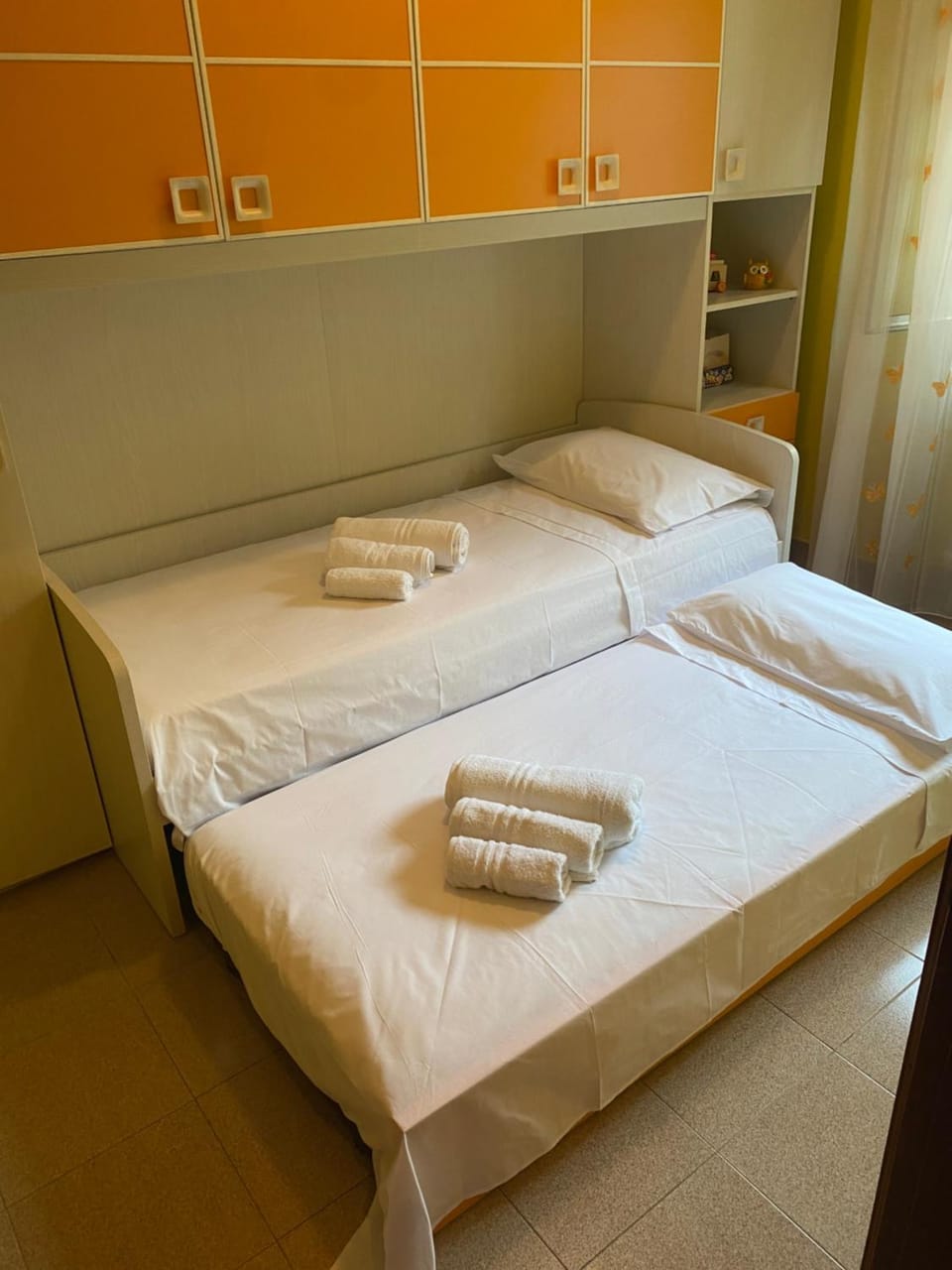 Bedroom, towels