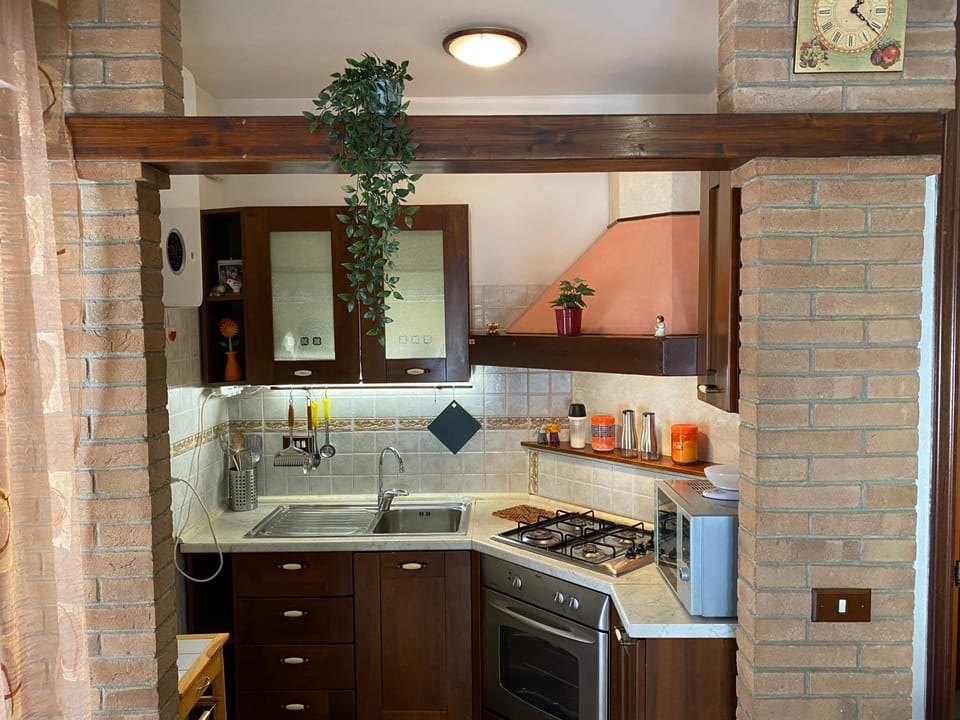 Coffee/tea facilities, Kitchen or kitchenette, stove