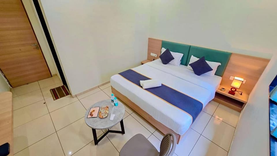 Bed, Photo of the whole room, Seating area, Bedroom, towels