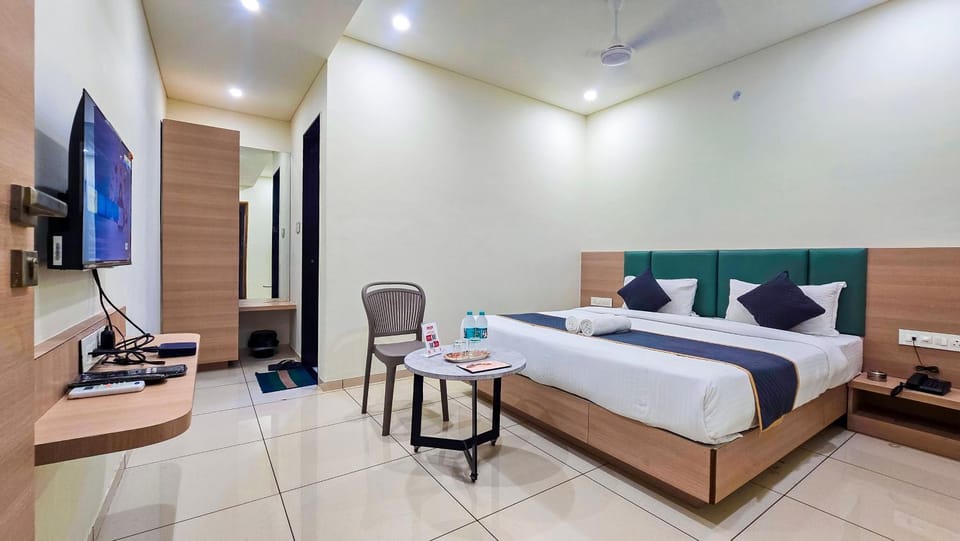 Bed, TV and multimedia, Living room, Photo of the whole room, Seating area, Bedroom