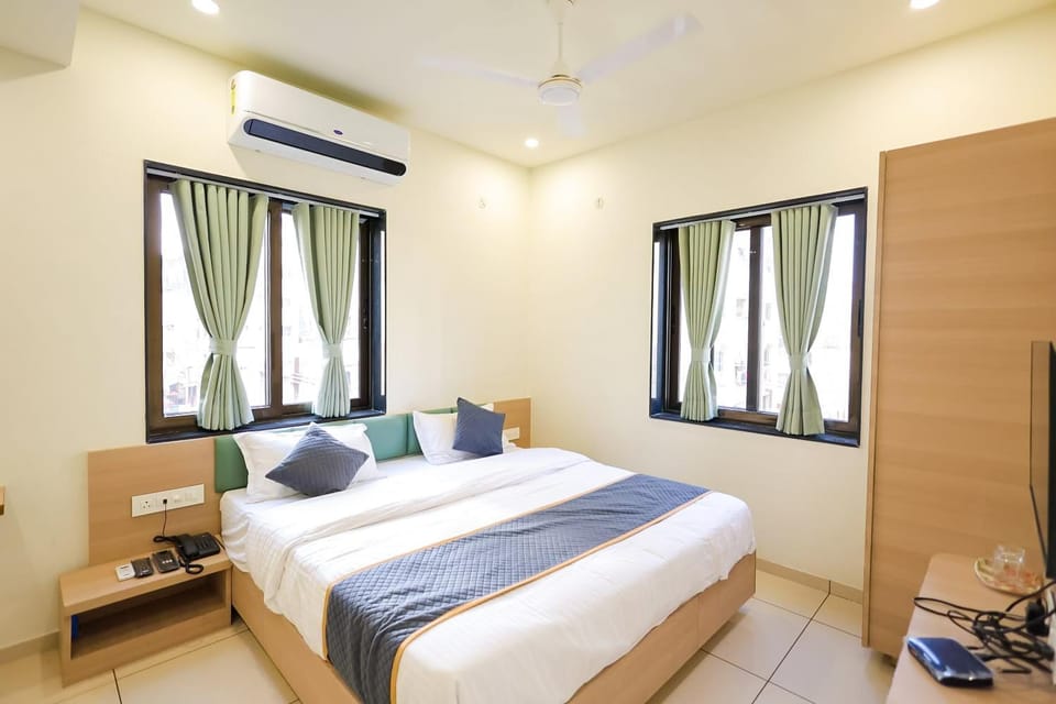 Bed, TV and multimedia, Photo of the whole room, Bedroom, towels, air conditioner