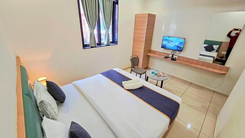 Bed, TV and multimedia, Photo of the whole room, Seating area, Bedroom, towels