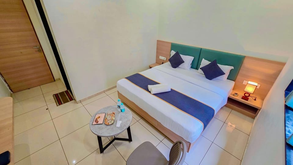 Bed, Photo of the whole room, Seating area, Bedroom, towels