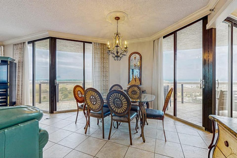 Amazing waterfront villa with internet washer dryer shared pool & hot tub Apartment in Miramar Beach